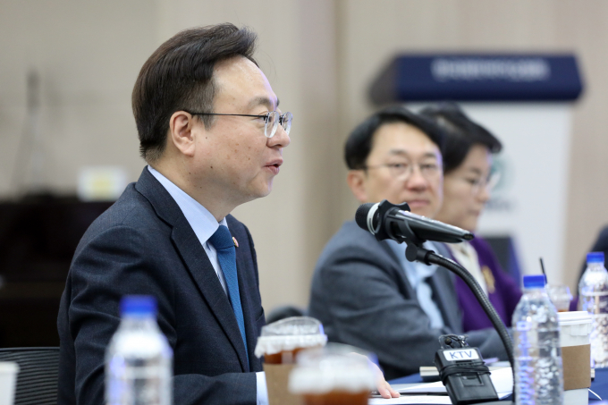 정부가 제약바이오 육성 계획안을 확정했다. 2027년까지 25조원을 투자하고 일자리를 현 수준에서 50% 더 늘리겠다는 목표를 제시했다. 조규홍 보건복지부 장관이 24일 오후 서울 서초구 한국제약바이오협회에서 열린 '2023년 제1차 제약산업 육성·지원 위원회'에서 모두발언을 하고 있다. /사진=뉴스1