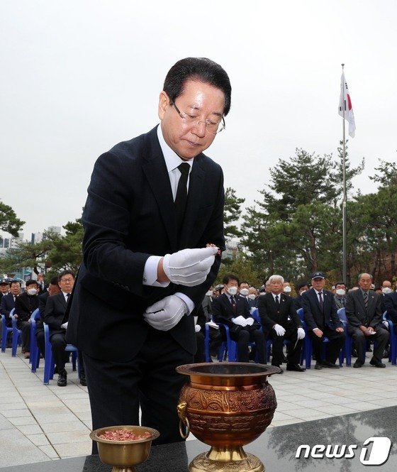 김영록 전남도지사가 24일 목포 현충공원에서 희생과 헌신으로 나라를 지킨 서해수호 55용사를 추모하기 위해 열린 제8회 서해수호의 날 기념식에 참석해 분향하고 있다./뉴스1