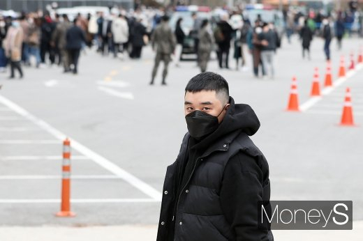 지난 9일 출소한 승리는 얼마 지나지 않아 열애설이 불거졌다. 사진은 지난 2020년 3월9일 강원 철원군 육군 6사단 신병교육대에 입소하는 승리./사진=임한별 기자