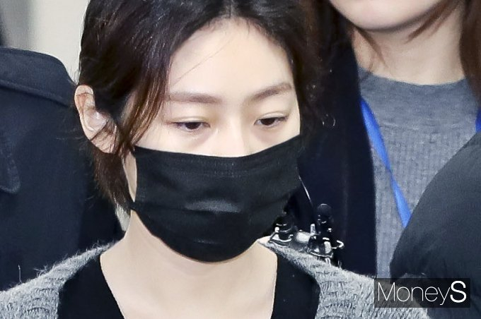 음주운전 사고를 낸 김새론은 '반성한다'는 말과는 다른 행보를 보여 대중의 공분을 샀다. 사진은 지난 8일 서울 서초구 서초동 서울중앙지방법원에서 열린 도로교통법 위반 혐의 관련 첫 공판에 출석한 김새론. /사진=임한별 기자