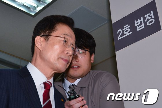 2018년 교육감 선거 당시 교육공무원을 선거운동에 동원한 혐의 등으로 구속영장이 청구된 임종식 경북도교육감이 23일 오전 영장실질심사를 받기 위해 대구지방법원 포항지원 법정으로 들어가고 있다./사진제공=뉴스1