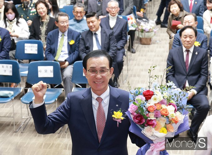 [머니S포토] 노동진 前 진해수협 조합장 '제26대 수협중앙회장' 당선