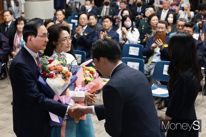 [머니S포토] 수협중앙회 이·취임식, 축하 꽃다발받는 노동진 신임 회장 내외