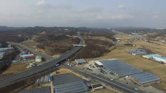 정부가 2042년까지 용인시 일대에 첨단 반도체 제조공장을 건설하고 이에 따라 삼성전자가 300조원을 투자한다는 소식을 전하면서 처인구남사읍에 위치한 유일한 대단지 아파트 'e편한세상 용인한숲시티'의 실거래가가 훌쩍 뛰었다. 24일 국토교통부 실거래가 공개시스템에 따르면 이 단지는 산단 조성 소식이 최초로 알려진 지난 15일부터 이날까지 총 33건의 거래가 진행됐으며 실거래가도 2주만에 9500만원 올랐다./사진=뉴시스