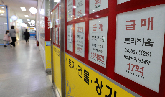 26일 부동산정보제공업체 '부동산R114'에 따르면 이번주 서울 아파트값은 0.06% 하락해 지난주(-0.05%)와 비슷한 낙폭을 나타냈다. 신도시와 경기·인천은 각각 0.06%, 0.04% 떨어졌다. 올 초 발표한 정책이 자리를 잡으며 거래절벽은 점차 해소될 것이라는 예측이 나오지만 현재로서는 여전히 절대적인 거래량이 부족하고 해소되지 못한 급매물들도 시장에 쌓여 있는 만큼 하락 관망이 우세한 상황이다./사진=뉴스1