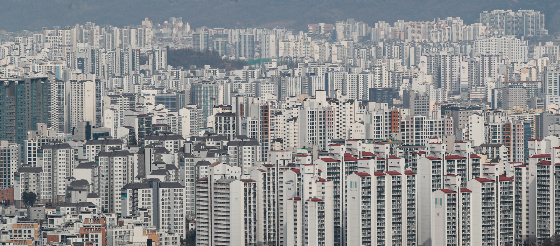 경기불황에 고금리 여파가 겹치며 올해 한국의 주택가격은 -3.3% 수준까지 하락하게 될 것이라는 전망이 나왔다. 전국경제인연합회 산하 한국경제연구원(한경연)은 24일 '주택시장 전망 및 주택환경 변화에 따른 영향 분석' 보고서에서 전년 대비 올해 주택가격은 전국 3.3%. 수도권 2.9%, 지방 4.5%의 하락률을 보일 것으로 예상했다. 집값 상승기 무섭게 올랐던 서울 강남도 부동산 침체기의 하락세를 피하지 못한 것으로 드러났다./사진=뉴스1