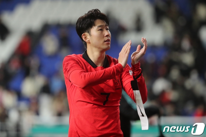 [사진] 관중에게 인사하는 손흥민