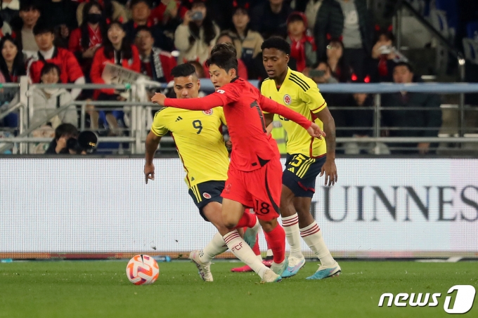 이강인이 24일 오후 울산 문수축구경기장에서 열린 축구 국가대표 평가전 대한민국과 콜롬비아의 경기 후반전 돌파를 시도하고 있다. 이날 경기는 2대2 무승부로 끝났다. 2023.3.24/뉴스1 ⓒ News1 조태형 기자