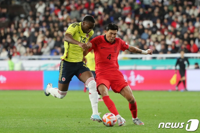 김민재가 24일 오후 울산 문수축구경기장에서 열린 축구 국가대표 평가전 대한민국과 콜롬비아의 경기 후반전 존 듀란을 수비하고 있다. 2023.3.24/뉴스1 ⓒ News1 조태형 기자