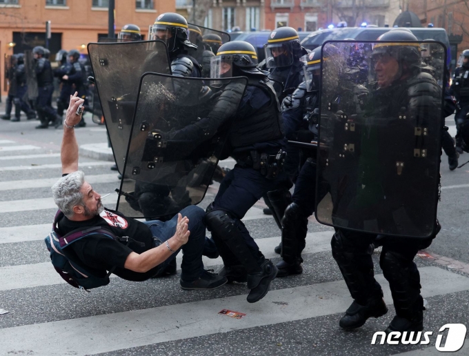 23(ð)     ϸ鼭  49 3  Ͽ ǥ ǳʶ  ũ  ο ϴ 밡  ǰ ִ.  AFP=1  News1 쵿 