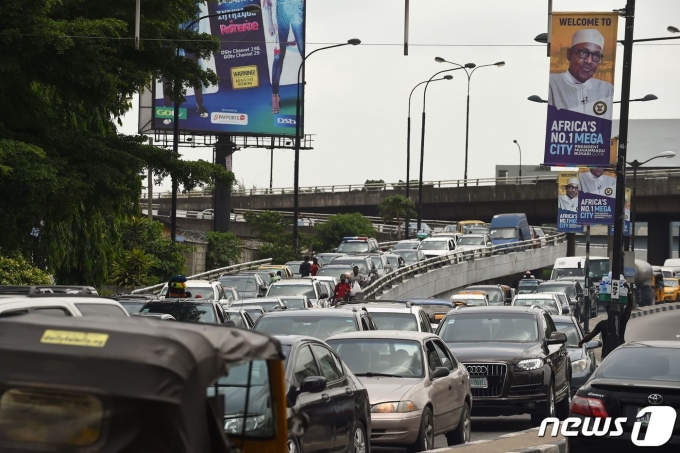 2018년 3월29일(현지시간) 나이지리아 라고스의 한 도로에서 차량들이 교통 체증을 겪고 있다. 2018.03.29/뉴스1 ⓒ AFP=뉴스1 ⓒ News1 김민수 기자