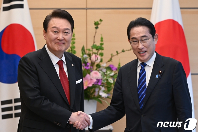 윤석열 대통령과 기시다 후미오 일본 총리가 16일 도쿄 총리 관저에서 정상회담에 앞서 기념 촬영하고 있다. (대통령실 제공) 2023.3.17/뉴스1 ⓒ News1 오대일 기자