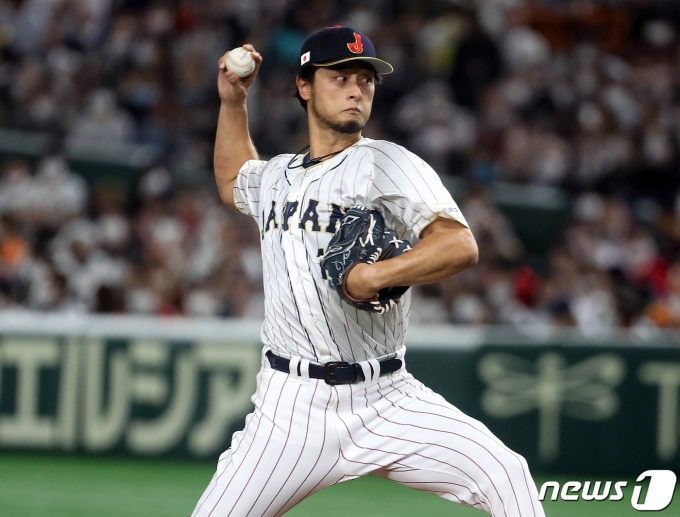 10일 오후 일본 도쿄돔에서 열린 2023 월드베이스볼클래식(WBC) B조 1라운드 대한민국과 일본의 경기, 일본 대표팀 다르빗슈가 선발 등판해 1회초 힘차게 공을 던지고 있다. 2023.3.10/뉴스1 ⓒ News1 김진환 기자