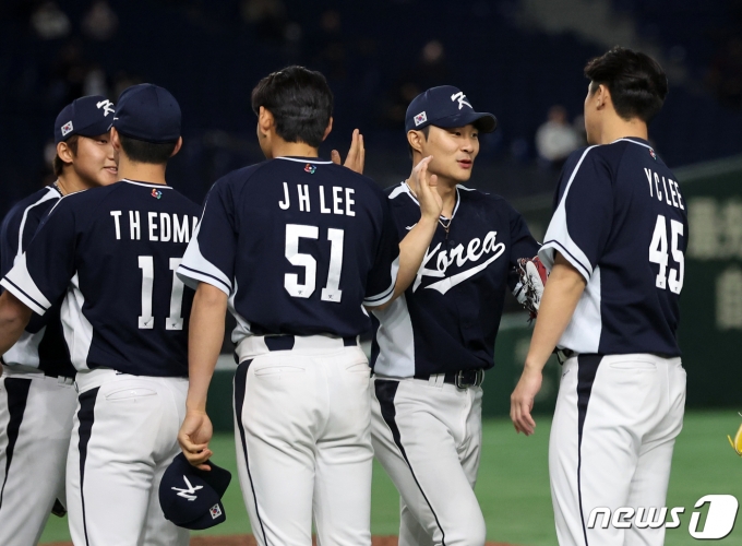 13일 오후 일본 도쿄돔에서 열린 2023 월드베이스볼클래식(WBC) B조 1라운드 대한민국과 중국의 경기에서 22대2로 5회 콜드게임 승리를 거둔 대한민국 김하성이 선수들과 하이파이브를 나누고 있다. 2023.3.13/뉴스1 ⓒ News1 김진환 기자
