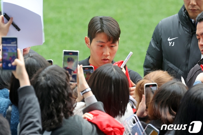 [사진] 팬들과 소통하는 이강인