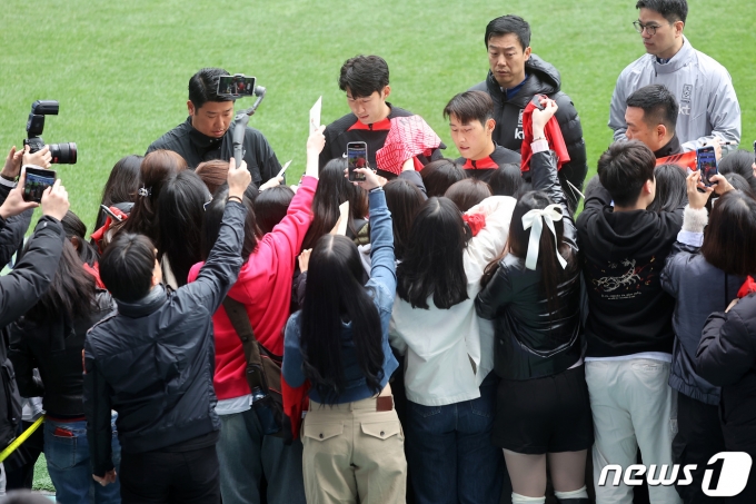 [사진] 팬들과 소통하는 손흥민·이강인