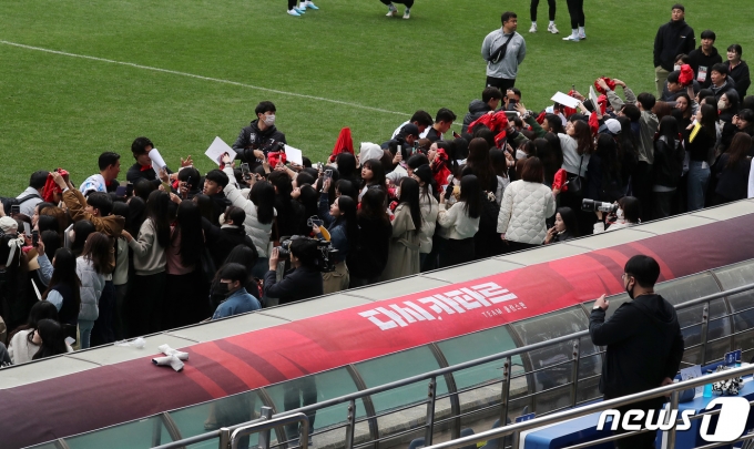 [사진] 오픈 트레이닝 통해 축구팬들과 소통 나누는 대표팀 선수들