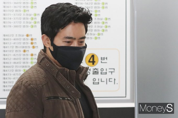 여권법위반 등의 혐의로 재판에 넘겨진 이근(39) 전 대위가 유튜버의 공개 결투 신청을 받아들였다. 사진은 이씨가 지난 20일 서울 서초구 서초동 서울중앙지방법원에서 열린 여권법위반·도주치상 혐의 첫 공판에 출석한 모습. /사진=임한별 기자
