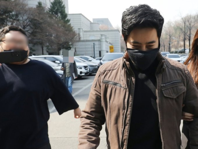 지난 20일 열린 이근의 우크라이나에 입국한 혐의에 대한 재판장을 나오는 길인 이근을 향해 유튜버 구제역(왼쪽)이 질의하고 있다. /사진=뉴스1