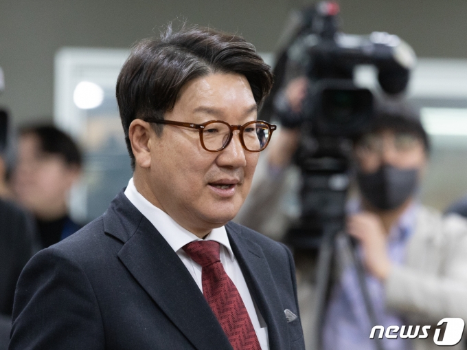 권성동 국민의힘 의원이 6일 오후 서울 여의도 국회 의원회관에서 열린 인터넷 포털과 언론 상생 협력 발전을 위한 정책토론회에 참석하고 있다. 2023.3.6/뉴스1 ⓒ News1 이재명 기자