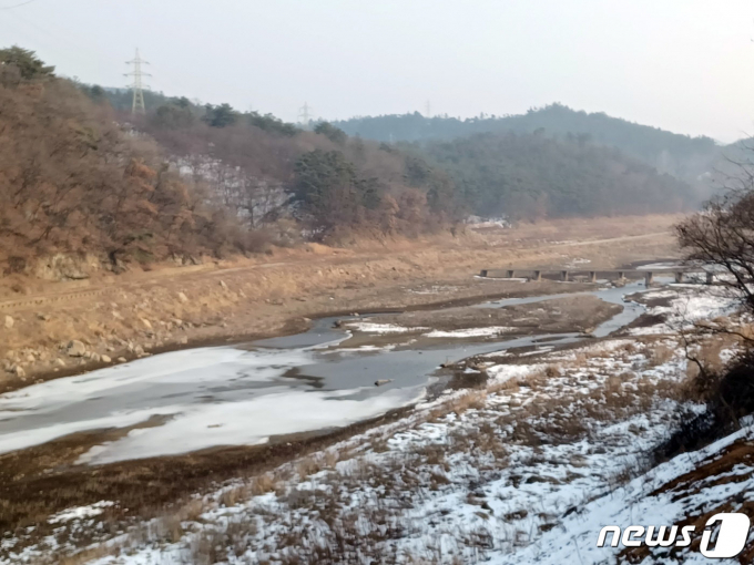 남부지방의 가뭄이 지속되면서 광주?전남 지역민들의 주요 식수원인 주암댐이 말라가고 있다.  사진은 지난 1월 주암댐 모습. / 사진=뉴스1