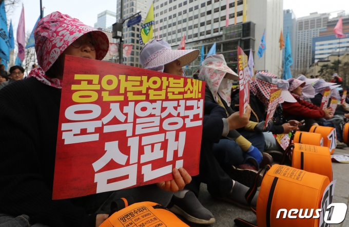 [뉴스1 PICK] 주말 서울 도심 대규모 집회, 5만명 운집…'곳곳 통제, 교통혼잡'