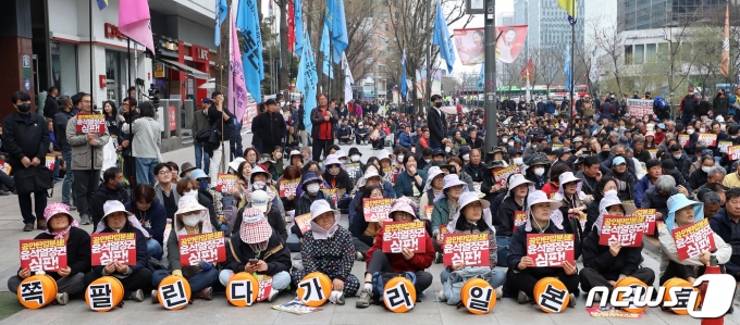 25일 오후 서울 중구 청계천에서 열린 공안탄압분쇄, 농민생존권 쟁취 전국농민대회에서 참가자들이 구호를 외치고 있다. 2023.3.25/뉴스1 ⓒ News1 김진환 기자