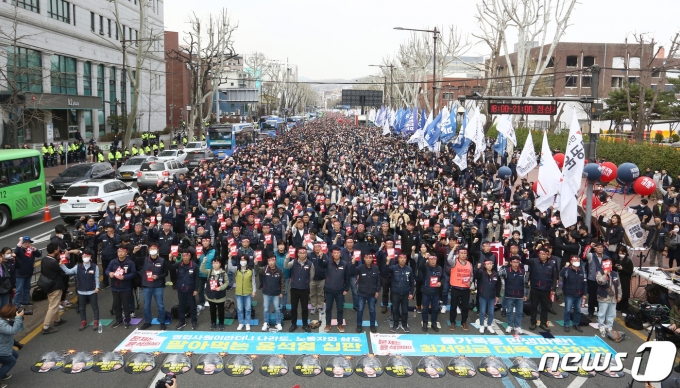 25ÀÏ ¼¿ï Á¾·Î±¸ ´ëÇзο¡¼ ¿¸° ¹ÎÁÖ³ëÃÑ 2023 ÅõÀï¼±Æ÷´ëȸ¿¡¼ ¾ç°æ¼ö À§¿øÀå ¹× Âü¼®ÀÚµéÀÌ À±¼®¿ Á¤ºÎ¸¦ ±ÔźÇÏ´Â ¸Þ½ÃÁö°¡ ÀûÈù ÇÇÄÏÀ» µé°í ±¸È£¸¦ ¿ÜÄ¡°í ÀÖ´Ù. (°øµ¿ÃëÀç) 2023.3.25/´º½º1 ¨Ï News1 ÀÓ¼¼¿µ ±âÀÚ