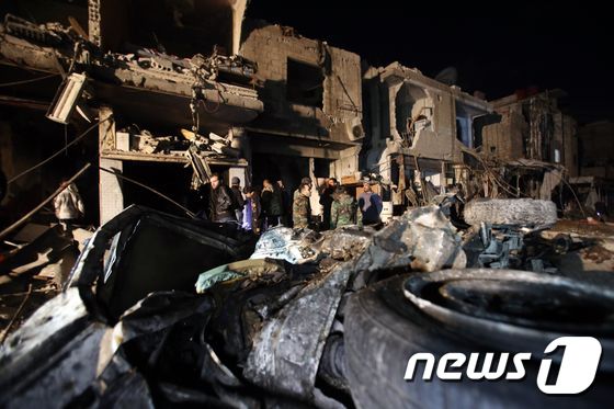 시리아 수도 다마스쿠스의 시아파 성지로 알려진 사이이다 제이납 사원에서 발생한 최소한 30명이 숨진 일련의 폭탄 공격 현장을 주민들이 지켜보고 있다. (사진은 기사 내용과 무관함) / 뉴스1 ⓒ News1ⓒ AFP=뉴스1 ⓒ News1 우동명 기자