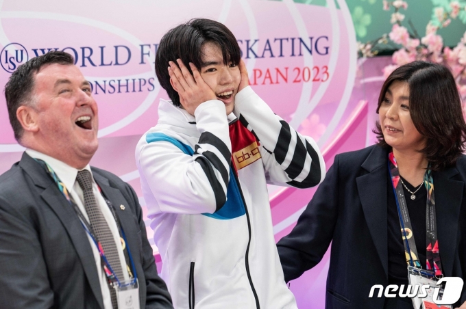 한국 남자 피겨스케이팅 선수 최초로 국제빙상경기연맹(ISU) 세계선수권대회에서 은메달을 수상한 차준환. ⓒ AFP=뉴스1
