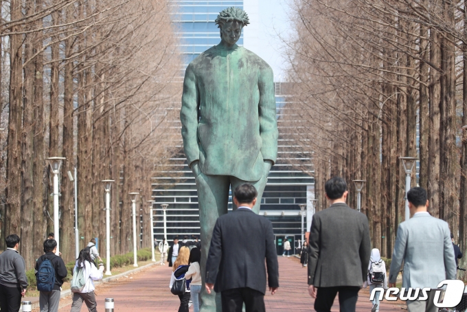 영남대학교 경산캠퍼스 어린왕자(작품명·별05) 조형물에 마스크가 철거돼 긴 시간 동안 코로나19 여파로 가려졌던 얼굴이 드러나 있다./뉴스1 ⓒ News1 공정식 기자