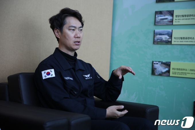 김강덕 산불 진화 헬기 기장이 지난 16일 강원도 원주 산림항공본부 사무실에서 뉴스1과 인터뷰를 하고 있다.