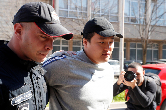 권도형 테라폼랩스 대표가 지난 24일(현지시각) 몬테네그로의 수도 포드고리차의 법원에 출두하고 있다. /사진=로이터