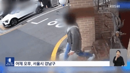 한 여성이 차에 깔리는 사고를 당하자 순식간에 모여든 시민들이 함께 차를 들어 올려 구조했다. (KBS)