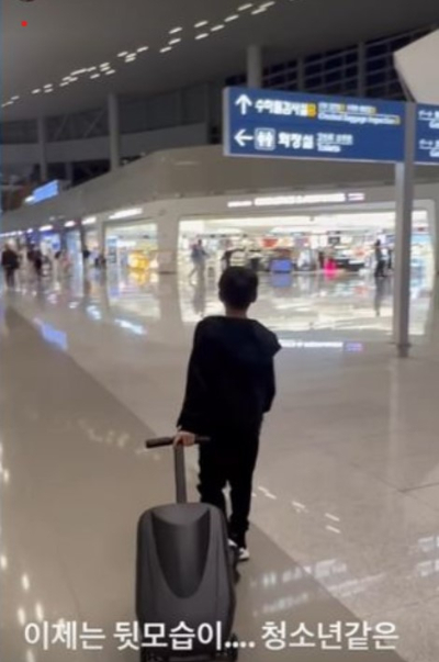 배우 이민정이 자신의 소셜네트워크서비스(SNS) 인스타그램에 남편 이병헌의 뒷모습을 닮아가는 9세 아들 준후의 뒷모습을 공개했다. /사진=이민정 인스타그램 