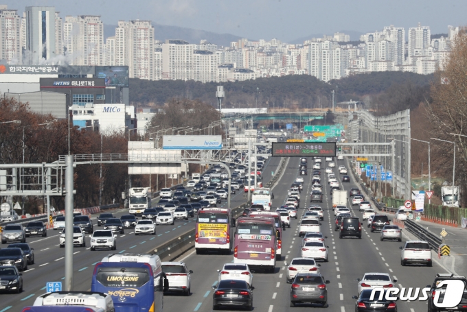일요일 26일 전국 고속도로는 나들이 차량의 증가로 다소 붐빌 것으로 예상된다. 경기 오산시 경부고속도로 오산IC 인근 상하행선. 2023.1.24/뉴스1 ⓒ News1 김영운 기자