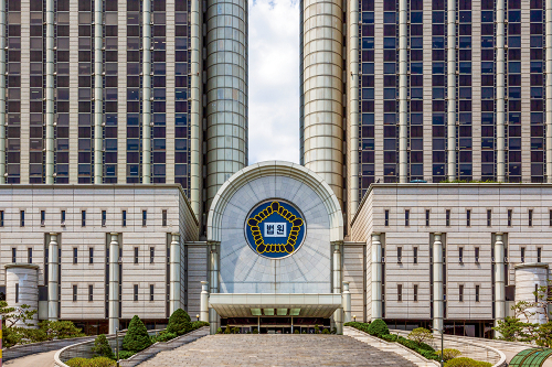  울산지법 제3형사단독(판사 노서영)은 특수폭행 혐의 등으로 재판에 넘겨진 A씨에게 징역 6개월에 집행유예 2년을 선고했다. 법원 전경. /사진=뉴스1
