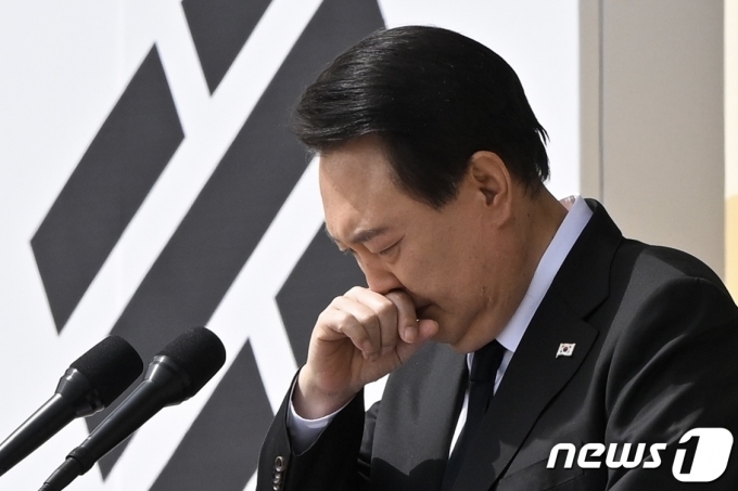윤석열 대통령이 지난 24일 국립대전현충원에서 열린 제8회 서해수호의 날 기념식에 참석해 서해수호 55용사들의 이름을 한명 한명 부르기 전 울먹이고 있다. (대통령실 제공) 2023.3.24/뉴스1 ⓒ News1 안은나 기자