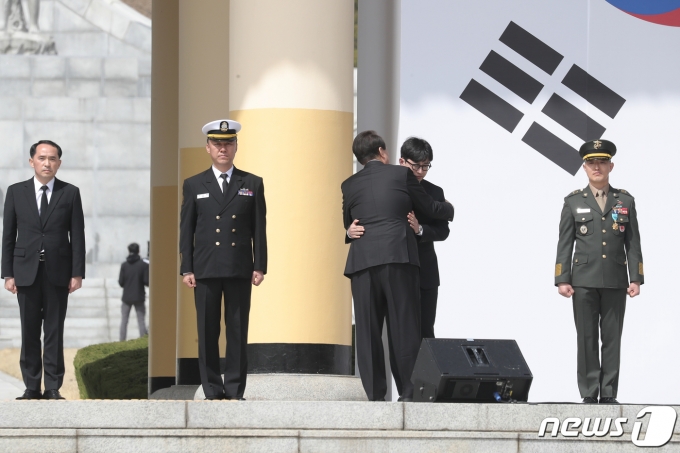 윤석열 대통령이 지난 24일 국립대전현충원에서 열린 제8회 서해수호의 날 기념식에 참석해 기념사를 마친 후 천안함 생존장병 전준영씨를 포옹하고 있다. (대통령실 제공) 2023.3.24/뉴스1 ⓒ News1 안은나 기자