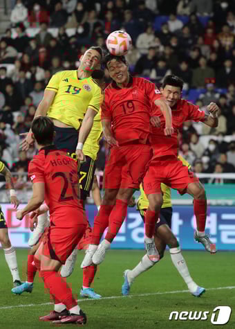 김영권과 하파엘 산토스 보레가 24일 오후 울산 문수축구경기장에서 열린 축구 국가대표 평가전 대한민국과 콜롬비아의 경기 후반전 코너킥 상황에서 공중 볼다툼을 하고 있다. 2023.3.24/뉴스1 ⓒ News1 조태형 기자