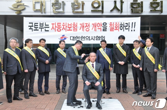 삭발 중인  홍주의 대한한의사협회장.