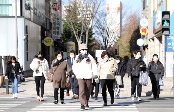  오는 27일 북서쪽 찬 공기가 유입돼 아침 기온은 -5~6도, 낮 기온은 11~17도로 예상된다. 지난 3월13일 오전 광주 서구 상무역 인근. /사진=뉴스1