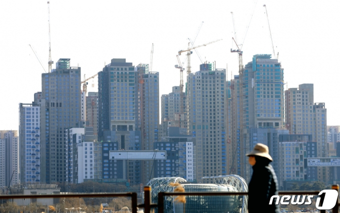 한 아파트 단지 건설현장에서 공사가 진행되고 있다. 2023.2.21/뉴스1 ⓒ News1 구윤성 기자