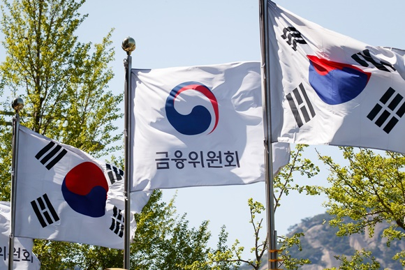 '급전'이 필요한 취약계층에 최대 100만원까지 당일 대출을 해주는 '소액생계비대출' 상품이 27일 출시된다. /사진=금융위원회 제