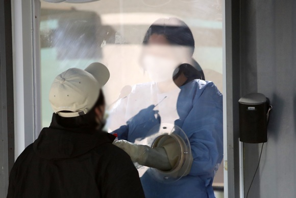 정부는 이번주 내 신종 코로나바이러스 감염증(코로나19) 위기 조정 단계 로드맵을 발표하는 가운데 코로나19 확진자 7일 격리 의무화 조치가 어떻게 조정될지 관심사다. /사진=뉴스1