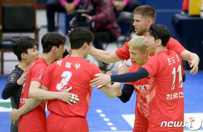 26일 수원실내체육관에서 열린 프로배구 남자부 V리그 PO 2차전 한국전력과 현대캐피탈의 경기에서 한국전력 선수들이 환호하고 있다. (힌국전력 배구단 제공) 2023.3.26/뉴스1 ⓒ News1 장수영 기자