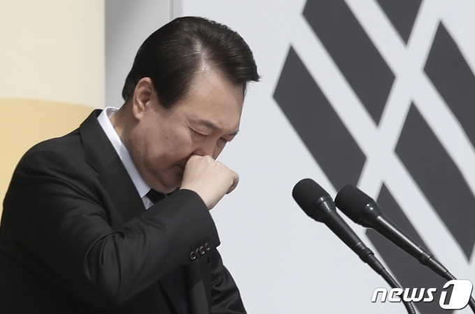 윤석열 대통령이 지난 24일 국립대전현충원에서 열린 제8회 서해수호의 날 기념식에 참석해 서해수호 55용사들의 이름을 한명 한명 부르기 전 울먹이고 있다. (대통령실 제공) 2023.3.24/뉴스1 ⓒ News1 안은나 기자