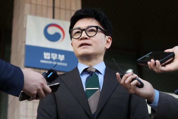  한동훈 법무부 장관은 27 국회에 출석해 아들 학교폭력 문제로 국가수사본부장에서 낙마한 정순신 변호사와 관련한 부실 인사검증 논란, 헌법재판소의 '검수완박'(검찰 수사권 완전 박탈) 입법 유효 결정 등 현안에 대해 답변한다. 더불어민주당이 한동훈 법무부 장관의 탄핵을 언급하자 국민의힘이 적극적으로 엄호하는 모양새다. 이로 인해 한 장관을 두고 여여 간 강대강 대치가 심화되고 있다. /사진=뉴스1