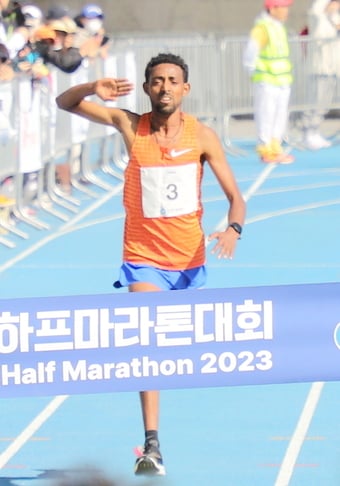 인천국제하프마라톤 우승을 차지한 에티오피아의 딘카렘 아에르 아데인 (대한육상연맹 제공)