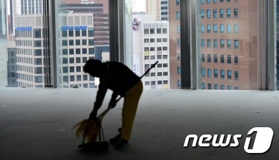 텅 비어 있는 서울 시내의 한 오피스 빌딩의 사무실. <자료사진>ⓒ News1 손형주 기자